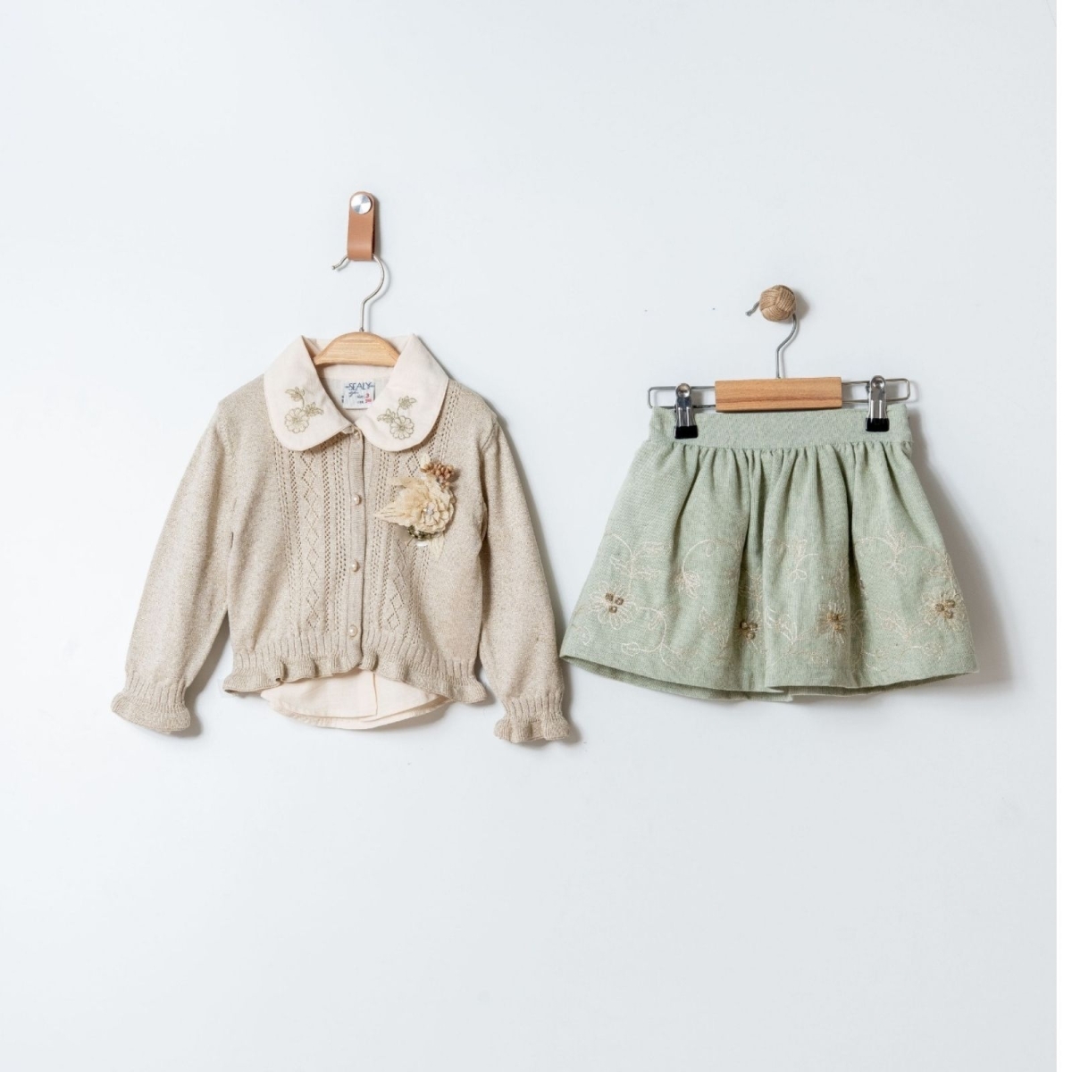 KIZ 2/5 YAŞ ÇİÇEKLİ TRİKO YELEKLİ 3 LÜ TAKIM