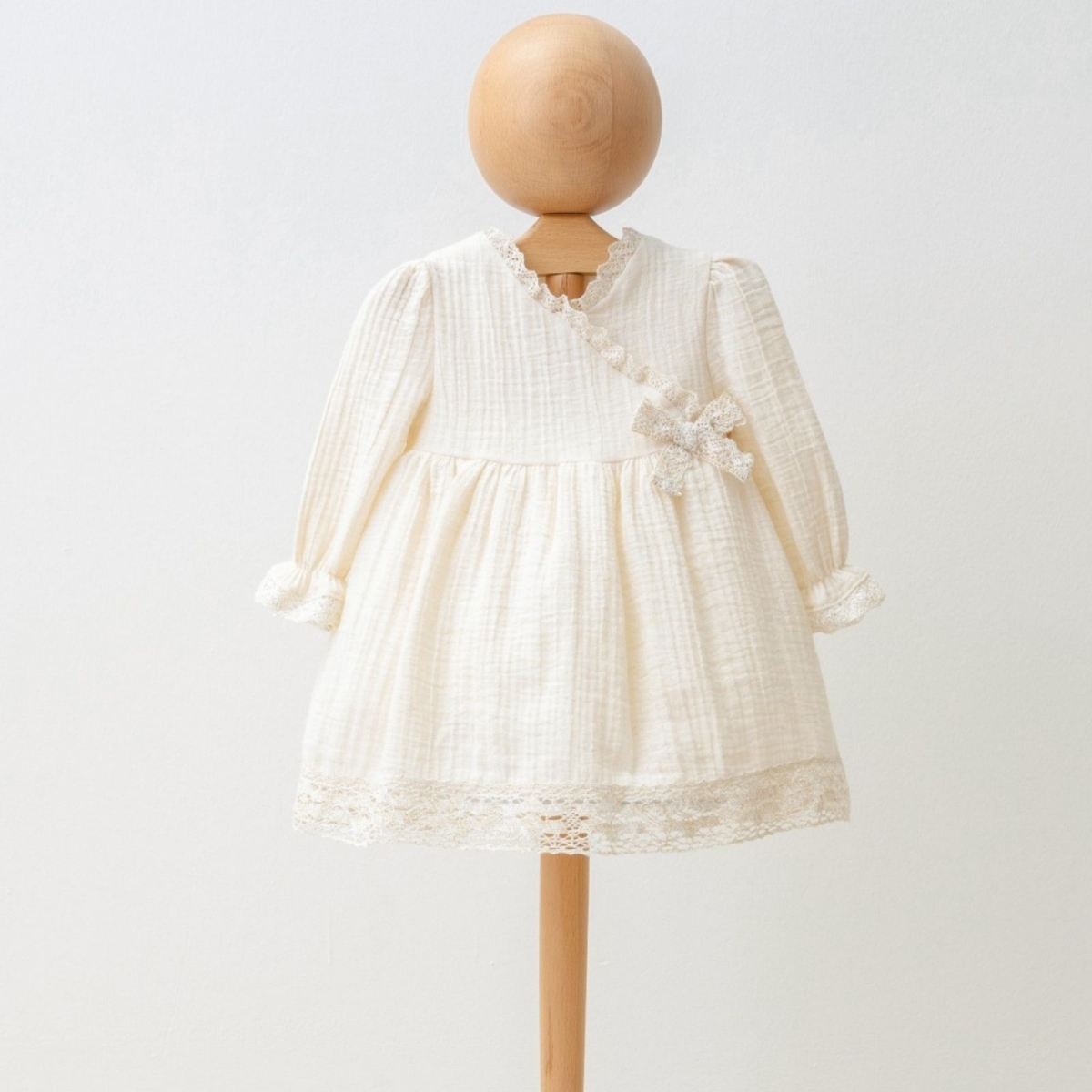 KIZ 6/24 AY MÜSLİN  DANTEL FİYONKLU ELBİSE