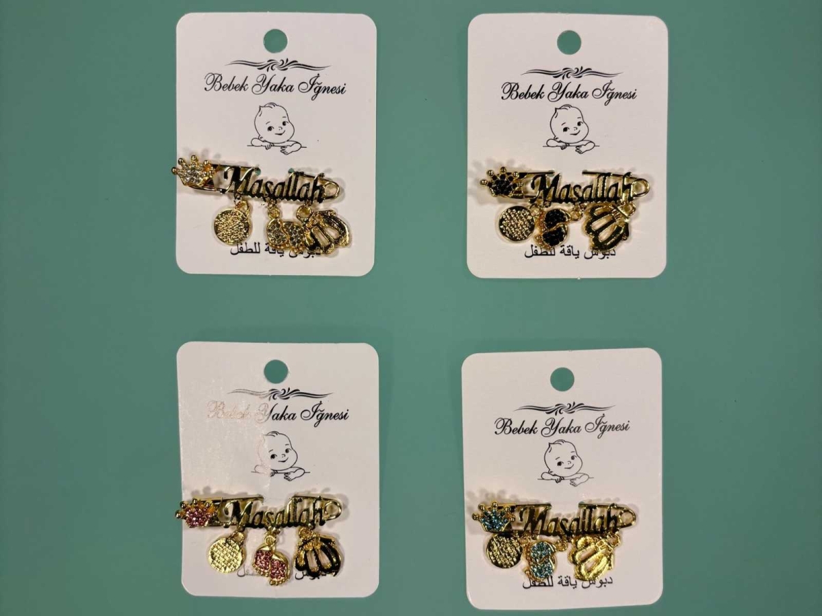 UNISEX / AY MAŞALLAH YAZILI YAKA İĞNESİ